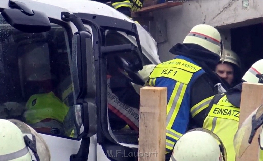 LKW in Rohbau Haus gefahren Huerth Argeles Sur Merstr TK P11.jpg